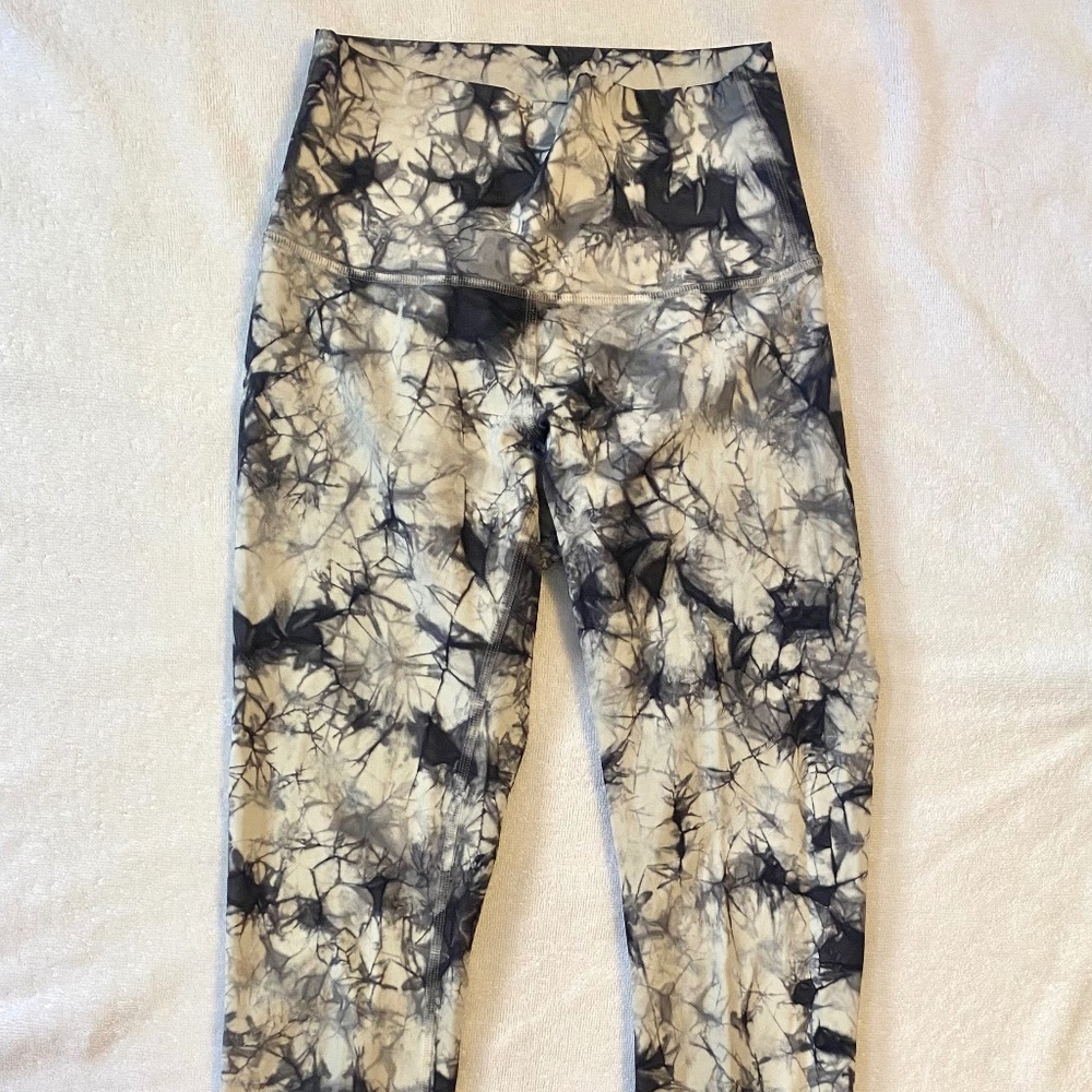 Lululemon Wunder Under Black and White Diamond Dye Size: 2